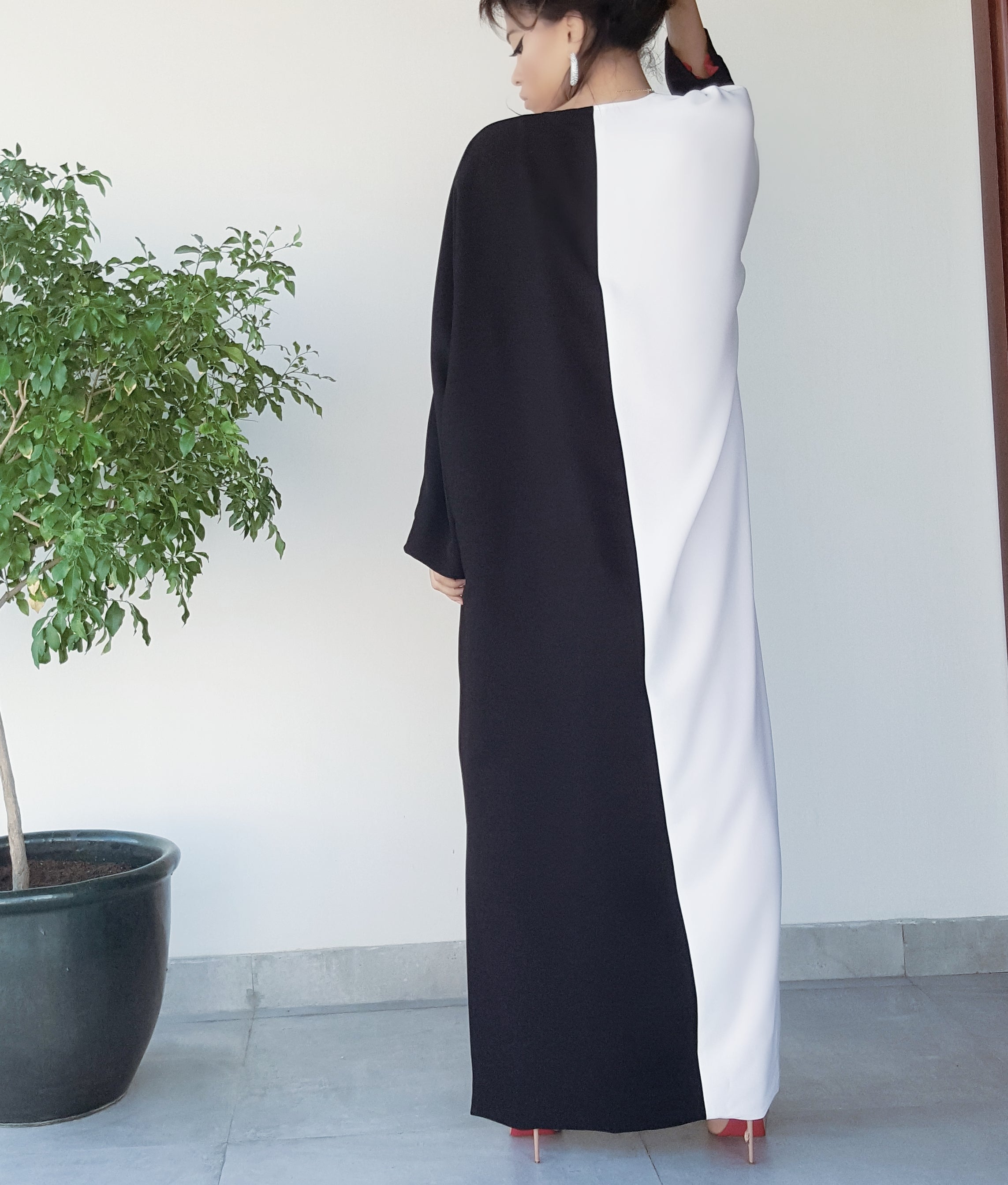 AW17 MONOCHROME WITH RED LINING ABAYA WITH POCKETS