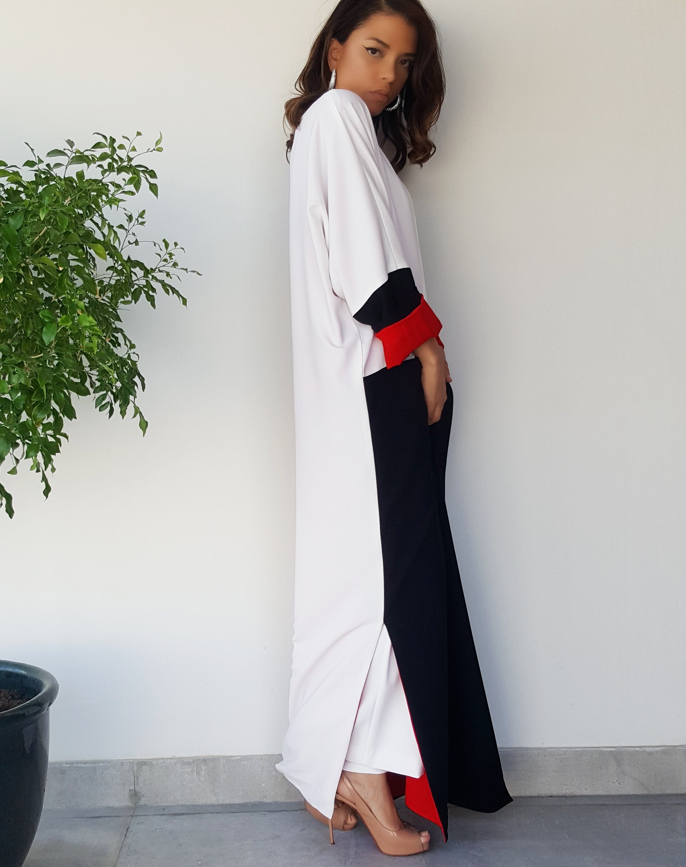 AW17 MONOCHROME WITH RED LINING ABAYA WITH POCKETS